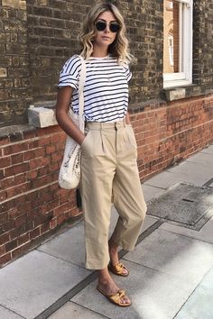 56 rasteiras que vão da praia ao office look » STEAL THE LOOK Parisienne Style, Summer Pants Outfits, Minimalist Summer, Chique Outfits, Trouser Outfits, Tan Pants, Mode Casual, Mode Inspo, Tshirt Outfits