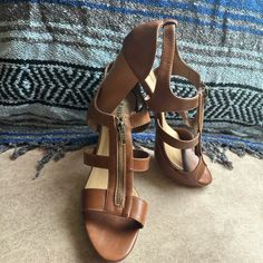 Platform Never Worn Brown Synthetic Ankle Strap T-strap Sandals, Brown Ankle Strap Synthetic T-strap Sandals, Casual Brown T-strap Heels, Casual T-strap Heels For Beach, Brown Synthetic T-strap Sandals, Size 12 Heels, Just Fab Shoes, Justfab Shoes, Shoes Brown