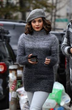 Vanessa Hudgens wears a gray beret Estilo Vanessa Hudgens, Grey Beret, Stylish Winter Hats, Outfit Chic, She Is Fierce, Outfits 2017, Grey Knit Sweater