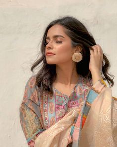 Ethnic Wear Poses, Poses In Ethnic Wear, Eid Shalwar Kameez, Eid Poses, Kurti Poses, Eid Photoshoot Ideas, Friend Drawings, Eid Dress, Desi Aesthetic