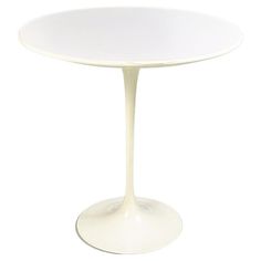 a white table with an oval base on a white background in the shape of a tulip