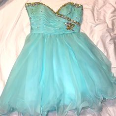 Turquoise Short Formal Dress With Silver Bedding On Top. Flows Out At The Bottom. Looks Brand New And Only Worn Once. Turquoise Hoco Dress, Purple Evening Gown, Silver Bedding, Aqua Blue Dress, Vintage Evening Gowns, Short Formal Dress, Blue Strapless Dress, Colorful Dresses Formal, Mini Tube Dress