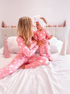 Mommy and Me Pink Heart Matching Pajamas Pajamas Matching, Comfy Pajamas, Outfits Matching, Mommy And Me Dresses, Pink Pajamas, Pajamas Comfy, Design Mom, Baby Pajamas, Mommy And Me Outfits