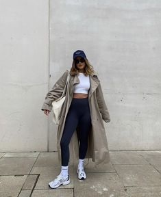 New Balance Outfit, Airport Outfits, Leggings Outfits, Perfect Leggings, Looks Street Style, Athleisure Outfits, Coat Outfits, Comfy Fashion, Sporty Outfits