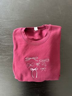 Embroidery Design Sweatshirt, Embroidered Bow Sweatshirt, Single Color Embroidery, Cute Embroidery On Clothes, Cute Embroidered Shirts, Embroidery Designs On Sweatshirts, Embroidery Designs Shirt, Embroidery Designs Shirts, Cute Pink Shirts