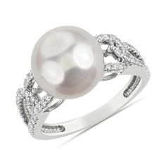 Elegantly subversive; this linked 14k white gold ring combines subtle sparkle with a singular freshwater cultured pearl that looks lustrous day and night. Pearl Rings Vintage, Pretty Engagement Rings, Cultured Pearl Bracelet, Pearl Fashion, Halo Earrings, Halo Earrings Studs, Ring With Diamond, Halo Pendant, Diamond Bar