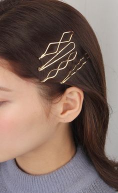 Simple Metal Hair Pins Set (Pack of 4) - Size - 7cm  - Colour - Gold , Silver , Rose gold - Enoughlip hair pins have the freshest trends incorporated with fine design and quality jewellery for the modern woman. - Elegantly crafted in high quality metal from South Korea. - A Perfect Gift - Lovely for any special occasion including birthdays, graduation, Valentines, anniversaries, Mother's Day, Christmas, Easter etc, or a well deserved treat for yourself. - YOUR OWN STYLE TO MAKE YOU SHINE, Just f Classic Bob Hairstyle, Trendy Updos, Minimalist Hair, Hair Clasp, Simple Hair, Clip Hairstyles, Metal Hair, Casual Hairstyles, Diy Metal