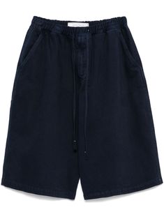 navy blue cotton twill weave concealed front zip fastening elasticated drawstring waistband mid-rise two side slash pockets three rear patch pockets embroidered logo to the rear straight leg below-knee length Cotton Bermuda Shorts With Pockets For Work, Casual Knee-length Bermuda Shorts With Cargo Pockets, Knee-length Cotton Bottoms With Pockets, Navy Drawstring Bottoms Short Length, Straight Leg Cotton Shorts With Side Pockets, Navy Drawstring Shorts, Cotton Straight Leg Shorts With Side Pockets, Navy Short Bottoms For Streetwear, Casual Bermuda Shorts For Work With Side Pockets