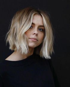 Check out these super stylish haircuts for frizzy hair! #womenshairstyles2019 #bobhairstylesforfinehair Dark Auburn Hair Color, Haircuts For Frizzy Hair, Dark Auburn Hair, Short Grunge Hair, Hair Color Auburn, Honey Hair, Blonde Hair With Highlights