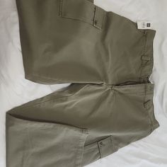 Gap Men's Cargo Pants In Olive. New With Tags Never Worn. W 38, L 30. Smoke Free Home. Mens Green Pant Cargo Pants, Cheap Green Pants With Patch Pockets, Cheap Green Cargo Pants, Affordable Green Cargo Jeans, Green Courderoy Pants Casual, Cargo Pants Color, Men's Cargo Pants, Gap Men, Gap Pants