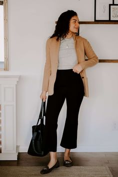 Tan Blazer Outfits Women Work, Black Sweater Blazer Outfit, Camel Pants Outfit Work, Tan Blazer Outfits Women, Minimalist Attire, Camel Blazer Outfits Women, Blazer With Black Pants, Black Pants Work Outfit, Trousers Outfit Work