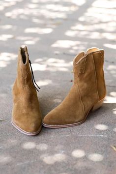 western boots Stylish Capsule Wardrobe, Chic Cowgirl, Camel Boots, Cowgirl Look, Booties Outfit, Boot Pulls, Estilo Boho Chic