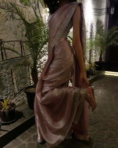 Haldi Saree Outfit, Saree Asethic Pic, Latest Saree Trends Party Wear, Saree Aesthetic Poses, South Indian Outfits, Casual Saree Look, Saree Photoshoot Poses, Aesthetic Saree Poses, Winter Saree