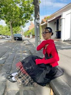 Red Maxi Skirt Outfit, Color Tights Outfit, Dress In Winter, 90s Runway Fashion, Cropped Shirts, Fashion Capsule, Fashion Attire, Tights Outfit, Mode Vintage