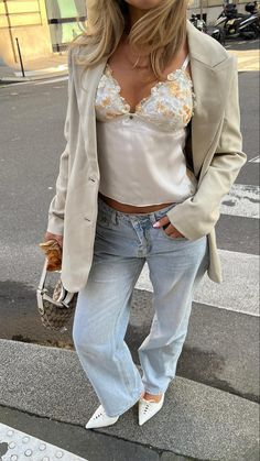 London Ootd Summer, Going Out Blazer Outfit, Fall London Outfits, Blazer Going Out Outfit, Spring London Outfit, Spring 2025 Fashion Trends, London Fashion Spring, Collage Clothes, Carrie Bradshaw Outfits