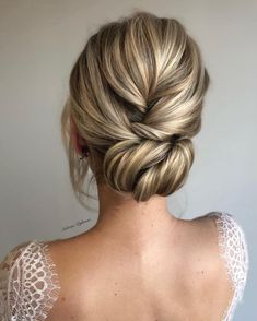 Bridal Chignon Updo Romantic Wedding Hairstyles For Long Hair, Bridal Chignon, Loose Chignon, Cute Bun Hairstyles, Chignon Updo, Curly Bun Hairstyles, Loose Updo, Hair Adviser