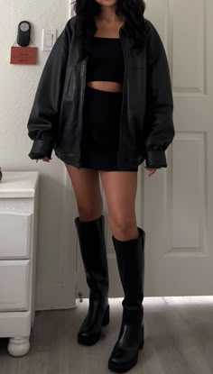 Black Skirt Inspo Outfit, Autumn Going Out Outfits Night, Black Skirt Ideas Outfit, Black Skirt Outfit Night Out, Black Mini Skirt Outfit Autumn, Black Mini Skirt Outfit Night Out, Sza Concert Outfit Ideas 2023, Bryce Quinlan Outfit, Leather Jacket Outfits Women Casual