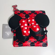 Disney Minnie Mouse Zip Pouch And Sleep Mask Set This Cute Set Is A Must Have For Anyone That Love Minnie Mouse. The Sleep Mask Is Soft Satin Fabric With A Large Minnie Bow. The Zip Pouch Is Great To Store The Mask Or To Use For Travel. Brand New With Tags - Purchased At The Disney Store Minnie Bow, Travel Brand, Disney Bag, Disney Merchandise, Cute Sets, Geek Chic, The Mask, Zip Pouch, Sleep Mask