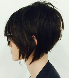 Stacked Haircut - Pixie Hairstyle... I love this, much like my cut now (minus the bangs since I just grew them back out). Hair And Glasses, Short Shaggy Bob, Short Textured Hair, Shaggy Bob Haircut, Short Shag Haircuts, Short Shag Hairstyles, Super Short Hair, Shag Hairstyles