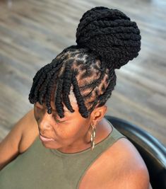 easy styles for long dread locs. Updo Bun With Bangs, Long Dreads Styles For Women, White Girl Dreads, Long Dreadlocks, Hairstyle For Black Women, Quick Styles, Colored Dreads, Dreads Styles For Women, Loc Updo