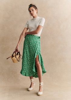 Sezane Skirt, Midi Rok Outfit, Midi Rock Outfit, Silk Skirt Outfit, Skirt Outfit Summer, Style Parisienne, Midi Skirt Outfit, Rock Outfit, Paris Mode