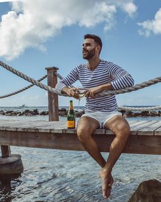 Photo Ideas Men, Vacation Photo Ideas, Casual Beach Outfit, Vacation Outfits Men, Mens Beach Style, Beach Outfit Men, Italian Summer Outfits, F Men, Foto Top