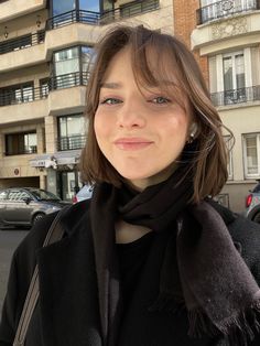 French Bob Brown Hair, Short Bob With Curtain Bangs Round Face, Short Hair Curtain Bangs Round Face, Bangstyle Hair Short, French Bob Haircut Round Face, Short Brown Hair With Bangs, Short Shoulder Length Hair, Short Hair Brown, I Like Your Hair