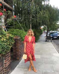 Red Wrap Dress Outfit, Wrap Dress Outfit, Vintage Summer Outfits, Elegant Summer Outfits, Red Wrap Dress, Estilo Hippie, Reformation Dress, Looks Street Style, Mode Inspo