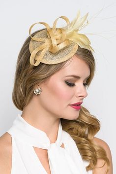 "\"Arianna\" Champagne Gold Fascinator This season, sophisticated fascinators stole the show on the runways. Fascinators can be a little intimidating. But this cute little fascinator will help you overcome that fear. It perfectly lands the look, thanks to its mesh sinamay, frilly feathers, and loopy mesh ribbons. No matter the occasion, you will fit in with the fascinator craze with this simple yet stylish headpiece. Add Men's Matching Bow Tie: Don't you dare get caught mismatching your sweetie' Types Of Hats For Women, Grey Fascinator, Gold Fascinator, Fascinator Hats Diy, Ivory Fascinator, Fascinator Hairstyles, Clip Hairstyles, Fascinator Headband, Christmas Hairstyles