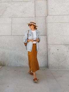 The Skirt That Made Me Break My Shorts Streak Hello Fashion Blog, Long Skirt Outfits, Travel Capsule Wardrobe, Hello Fashion, Rock Outfit, Spring Look, Mode Casual, Ladies Dress Design, Mode Inspiration