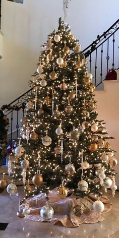 Christmas Tree Toppers Christmas Tree Ideas Gold, New York Christmas Aesthetic, Natural Christmas Tree, Christmas Tree Inspo, Tree Decorations Christmas, Elegant Christmas Trees, Creative Christmas Trees