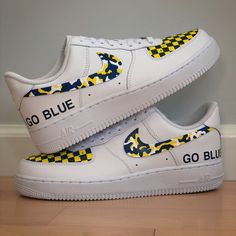 Painted Nikes, College Names, Diy Shoe, Nike Shoe, Shoe Ideas, Custom Air Force 1, Swag Cartoon