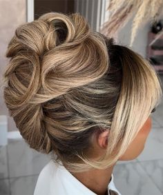 Sculpted Blonde Updo with Curtain Bangs, 90s inspired updo, Pamera Anderson inspired updo, piled updos, trending piled updo hairstyle, trendsetting updo hairstyle Romantic High Updo, Loose Elegant Updo, Elegant Up Do, 90s Inspired Updo, Curtain Bangs Updo, Updo With Curtain Bangs, Bangs 90s, Wedding Updos Volume, Voluminous Updo Wedding