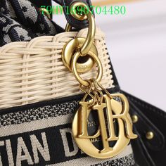 Size: 20cm It comes with Dust box, Care manual, Tag, and Paper bag. Women Rings, Womens Watches, Paper Bag, Clutch Bag, Bag Lady, Things To Come, Tote Bag, Shoulder Bag