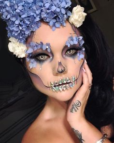 10 Halloween makeup de catrina, sin perder el estilo | RSVPOnline Fantasy Make-up, Halloween Make-up Looks, Halloweenský Makeup, Sugar Skull Makeup, Halloween Tattoo, Skull Makeup, Special Effects Makeup, Skull Halloween