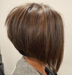 Brown Stacked Hairstyle with Highlights Medium Stacked Haircuts, Back Of Bob Haircut, Concave Bob Hairstyles, Bob Haircut Back View, Stacked Bob Haircuts, Short Stacked Haircuts, Concave Bob