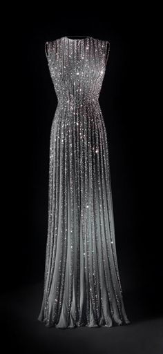 This dress is stunning! 파티 드레스, Chiffon Gown, Gorgeous Gowns, Hollywood Glamour, Beautiful Gowns, Fancy Dresses, Dream Dress