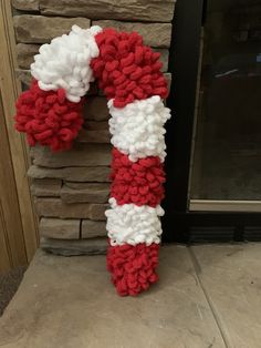 Dollar Tree wreath formRed heart white loop-it yarnBernat alize red yarn. Loop It Yarn Projects, Loop Yarn Wreath Ideas, Loop It Yarn Wreath, Loop Yarn Christmas Tree, Diy Yarn Christmas Decorations, Chunky Yarn Christmas Crafts, Loopy Yarn Projects, Dollar Tree Candy Cane Wreath Form