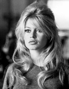 Bardot 1960s-hair! So much volume, love this bouffant look #VintageGlam 1960s Style Icons, 50s Hairstyles Bangs, 40s Bangs, Peggy Core, Brigitte Bardot Hair, Bardot Bangs, Bardot Hair, Bang Hairstyles, 1960s Hair