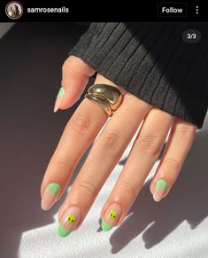 Cute Alien Nails, Alien Nails Design, Alien Nail Art, Finger Makeup, Alien Nails, Uñas Aesthetic, 2024 Nails, Easy Doodle