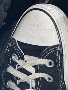 Gucci Men Shoes Loafers Leather Converse Sketch, Shoes Laces Style, Shoe Doodles, Spiderman Converse, Cool Shoes For Men, Converse Art, Converse Drawing, Converse Ideas, Converse Accessories