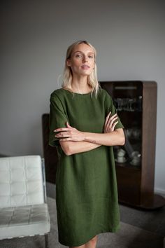 Dark Green Linen Dress Our sustainable, stylish and comfortable 100% linen clothes are a perfect choice for hot summer days or cool autumn weather. Linen quickly absorbs moisture and regulates body temperature. Also suitable for capsule wardrobe as a casual or elegant evening outfit #sandsnowlinen #capsulewardrobe #womanfashion #womenfashion #linendress #linenfashion #linenclothing #linenoutfit #fashionforher #linenwardrobe Linen Beach Dress, Green Linen Dress, Green Dress Casual, Linen Fashion, Dress With Open Back, Evening Outfits, Clothing Size Chart