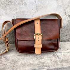 Shoulder bag in vegetable tanned leather 3 mm thick, with contrasting strap, pure brass buckle. Dimensions: 26x21x10 Tooled Leather Bag, Leather Camera Bag, Tool Bag, Brass Buckle, Vegetable Tanned Leather, Long Wallet, Beautiful Bags, Leather Crossbody Bag, Tan Leather