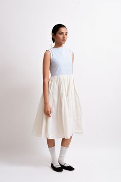 This charming Milkmaid dress in blue features a sleeveless design and an A-cut bodice. Gathers around the waist add a flattering touch, while a zip opening at the back ensures easy wear. With a length of 42 inches, it's perfect for a chic and comfortable look. Mens Outerwear Fashion, Milkmaid Dress, Hand Woven Textiles, Dresses Xxl, Fall Shopping, Dress Cuts, Xl Dress, Easy Wear, Dresses Xs