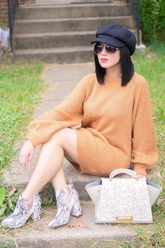 brown chunky sweater dress, black newsboy hat, zac posen white earhta bag, Steve Madden Nayna bootie in snakeskin, and aviator sunglasses - easy fall outfit idea. Head over to www.OneAwesomeMomma.com for more fall outfits. #falloutfits #fallstyle #fallfashion #momstyle Winter Outfit Work, Black Newsboy Hat, Dress Winter Outfit, Chunky Sweater Dress, Casual Classy Outfits, Work Dresses Outfits, Work Sweaters, Sweater Outfits Fall, Spring Outfits Dresses