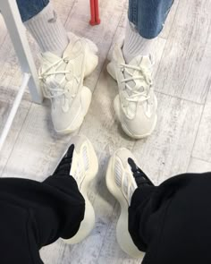 Yeezy 500 Bone White, Yeezy Boost 350 Outfit, Yeezy 350 Shoes, Adidas Yeezy 700 V3, Stile Kylie Jenner, Adidas Yeezy 700, Adidas Shoes Superstar, Casual Shoes Outfit