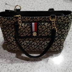 Nwt Black Th Shopper Shoulder Bag Puma Shoes Women, Tommy Hilfiger Bag, Navy Blue Purse, Tommy Hilfiger Handbags, Adidas Shoes Mens, Tommy Hilfiger Bags, Tan Bag, Tommy Hilfiger Vintage, Tommy Hilfiger Logo