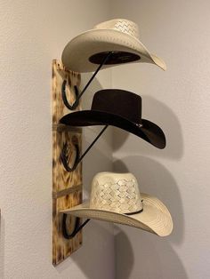 Horseshoe Cowboy Hat Rack, Cowgirl Hat Holder, Horse Shoe Hat Holder, Retail Hat Display Ideas, Horse Shoe Hat Rack, Metal Hat Rack, Western Welding Projects, Horseshoe Ideas Welding Projects, Horseshoe Hat Rack