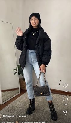 Blue Jeans And Boots Outfit, Oversized Jacket Outfit Women, Cinema Outfit Ideas Winter, Cloudy Winter Outfit, University Outfit Ideas Winter, Outfits Invierno Juvenil Frio Casual, Black Teddy Jacket Outfit, Outfits Invierno Frio, Black Booties Outfit Fall