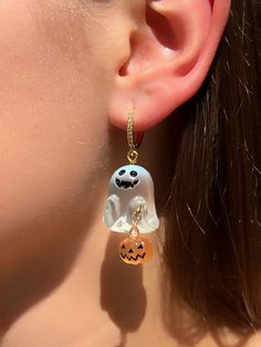 Get ready for Halloween with our charming ghost earrings! 👻 They will add mystery and playfulness to your look. Perfect for costumes or just to create a festive mood. Order now and be the center of attention at every party! 🎃 Halloween Earrings Diy, Spooky Earrings, Jewelry Halloween, Ghost Earrings, Cedar Point, Pumpkin Ghost, Earrings Halloween, Halloween Geist, Earrings Cute